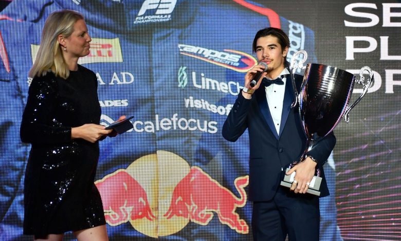 Никола Цолов получи трофея си за второто място във Формула 3 през 2025 година