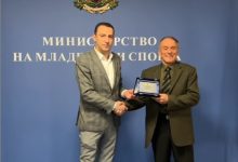 Министър Иван Пешев отличи мотокрос легендата Владимир Колев за изключителен принос към българския спорт