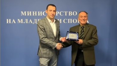 Министър Иван Пешев отличи мотокрос легендата Владимир Колев за изключителен принос към българския спорт