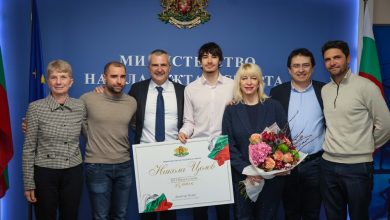 Министър Илиев награди Никола Цолов с 25 000 евро