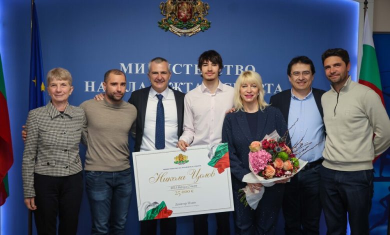 Министър Илиев награди Никола Цолов с 25 000 евро